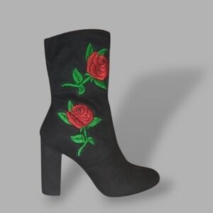 🛑BOGO 🆕Black Floral Embroidered Boot